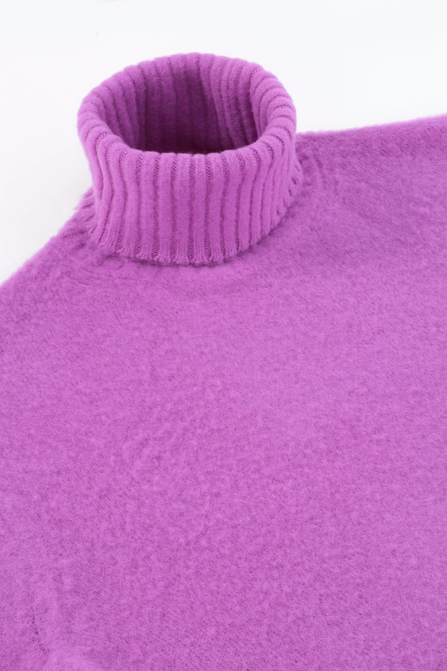 Turtleneck in pure lilac virgin wool