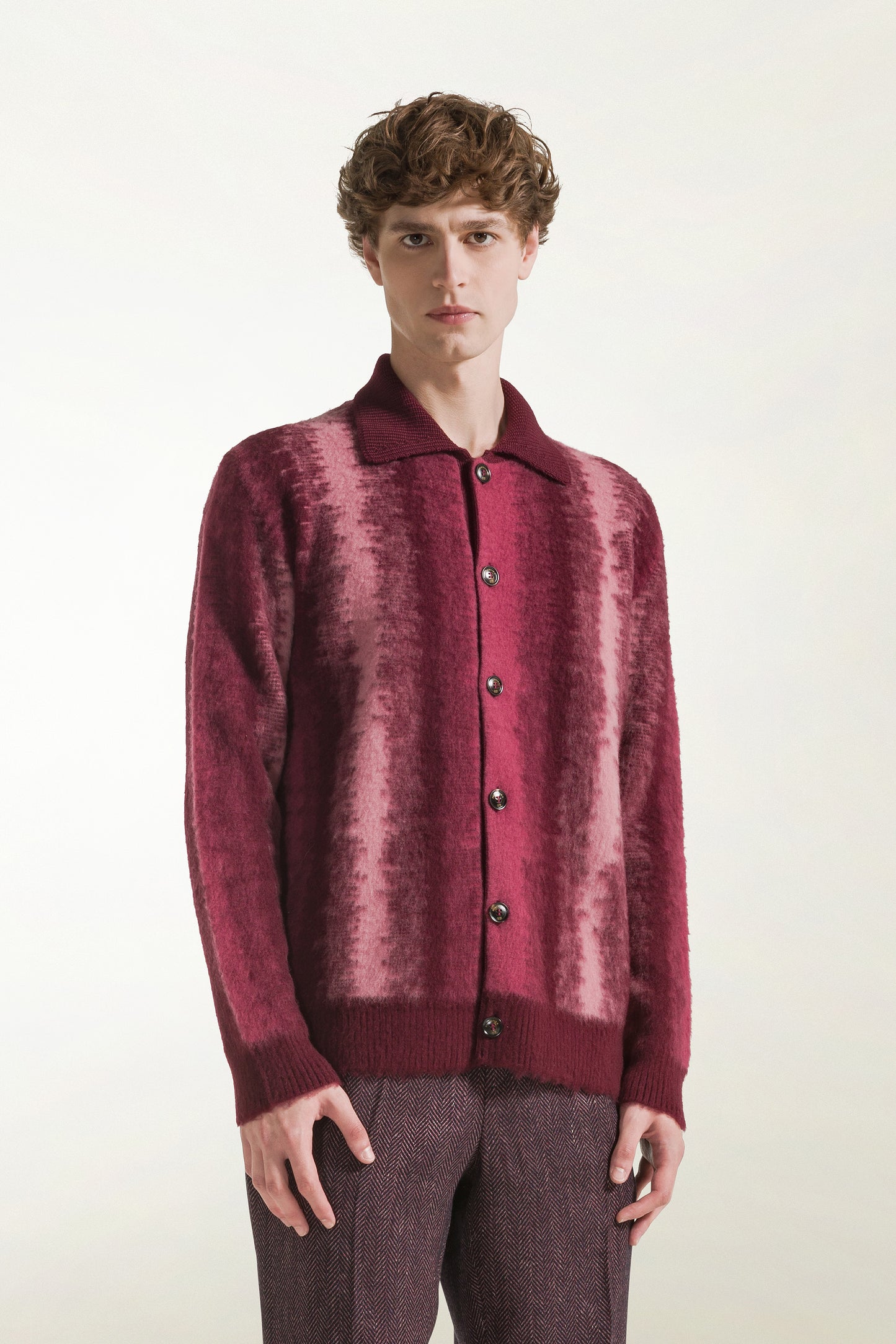 Cardigan in lana sui toni del bordeaux