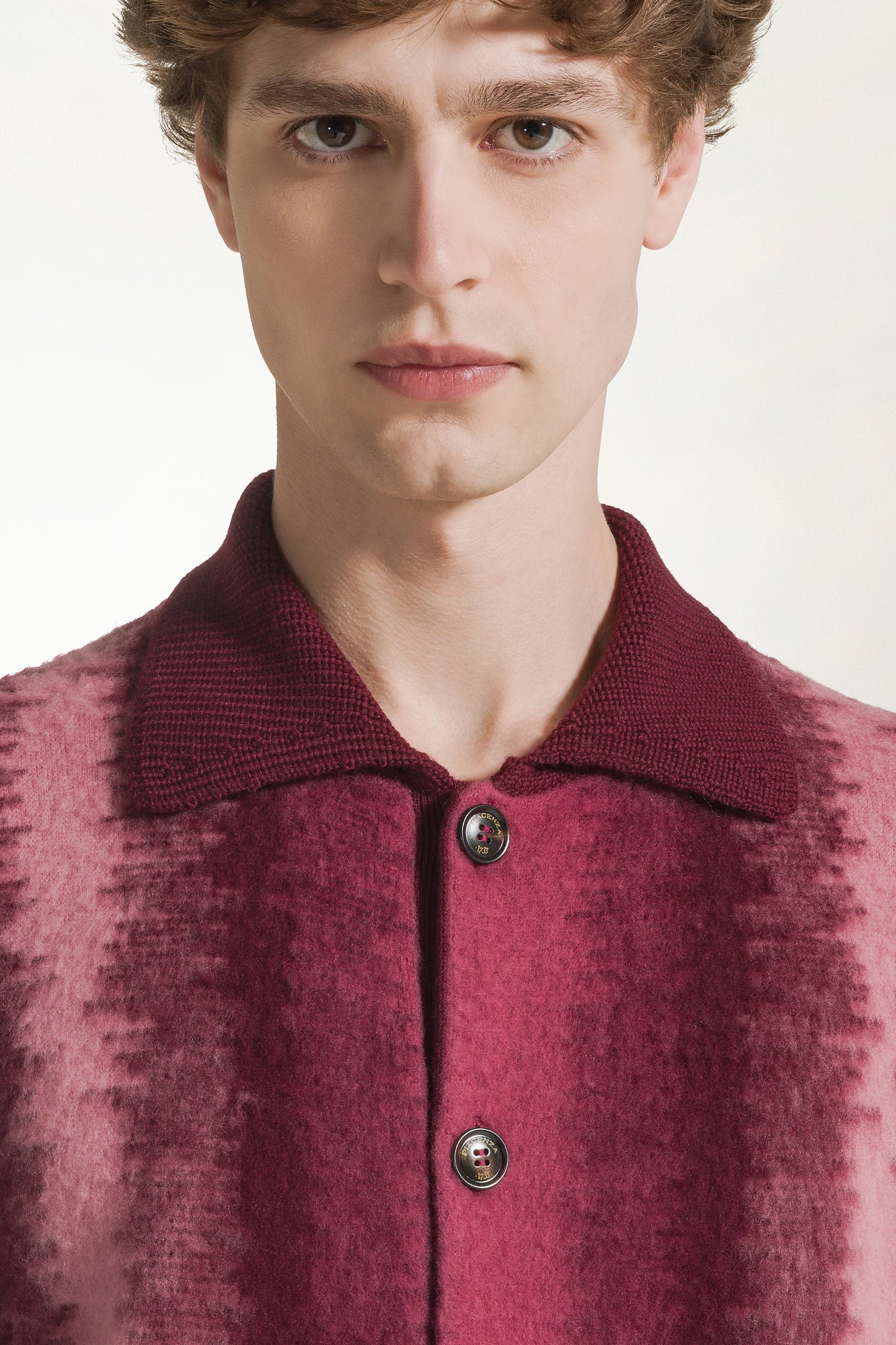 Cardigan in lana sui toni del bordeaux