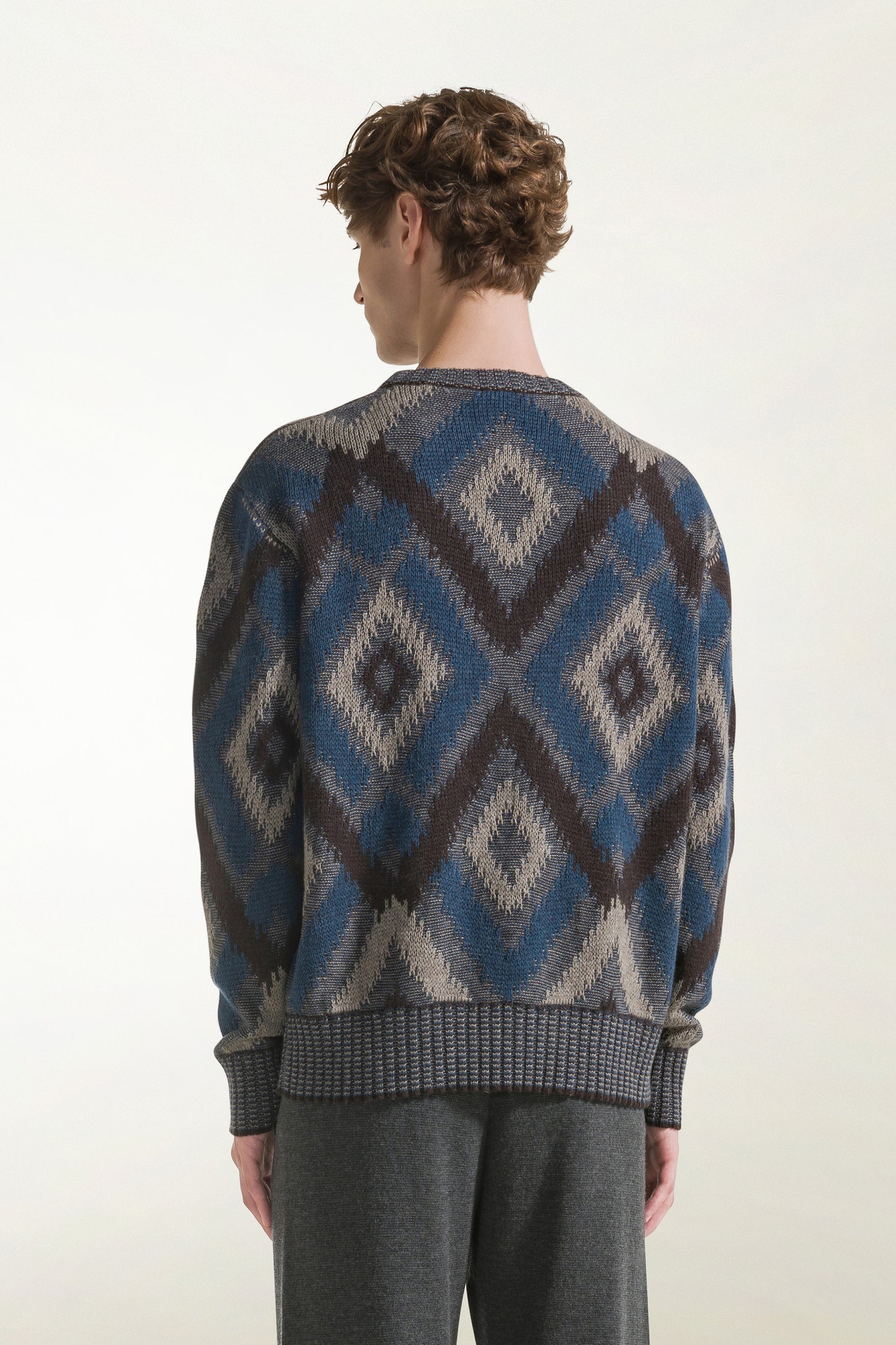 Maglione a rombi marrone e azzurro