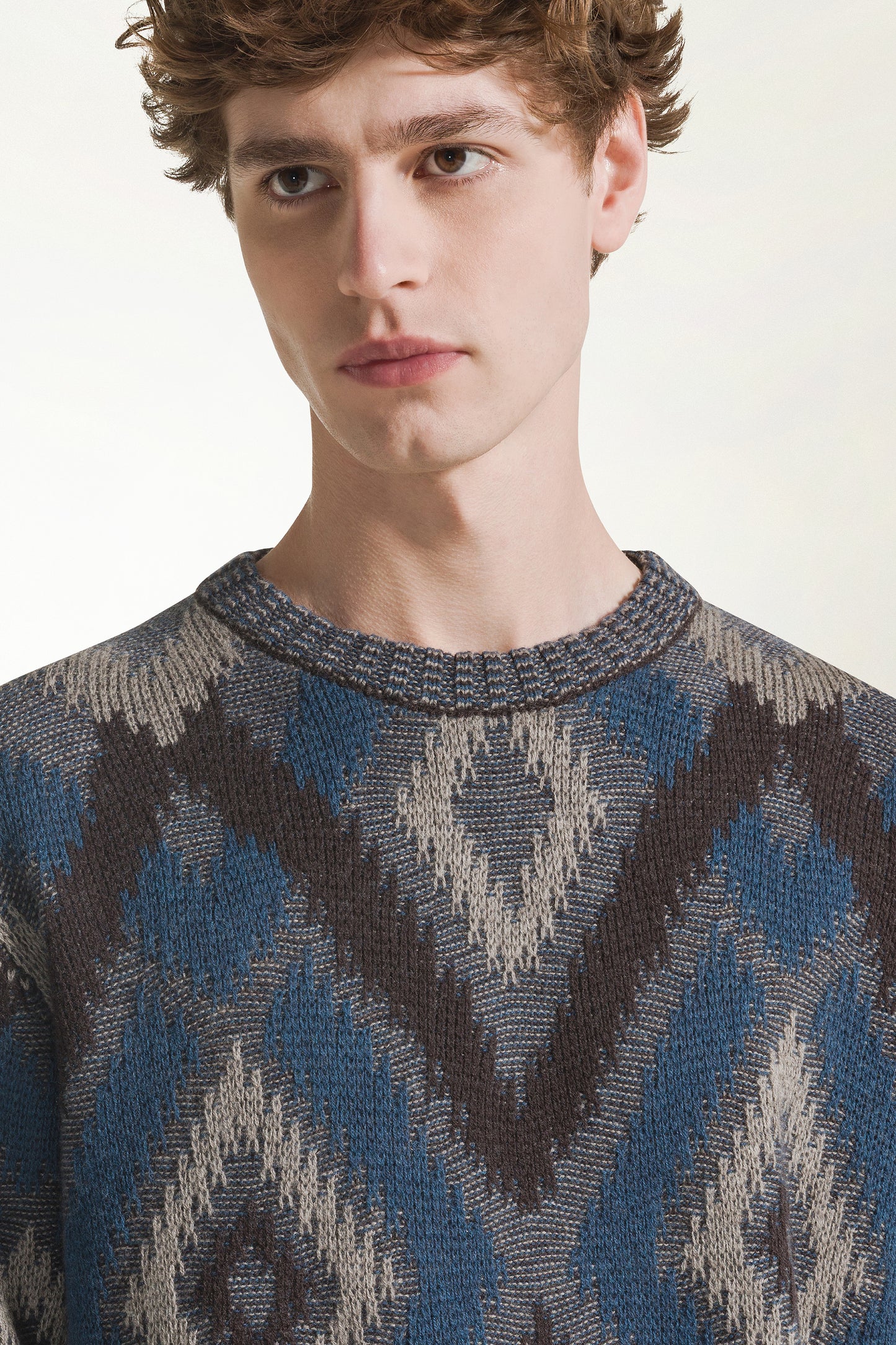 Maglione a rombi marrone e azzurro