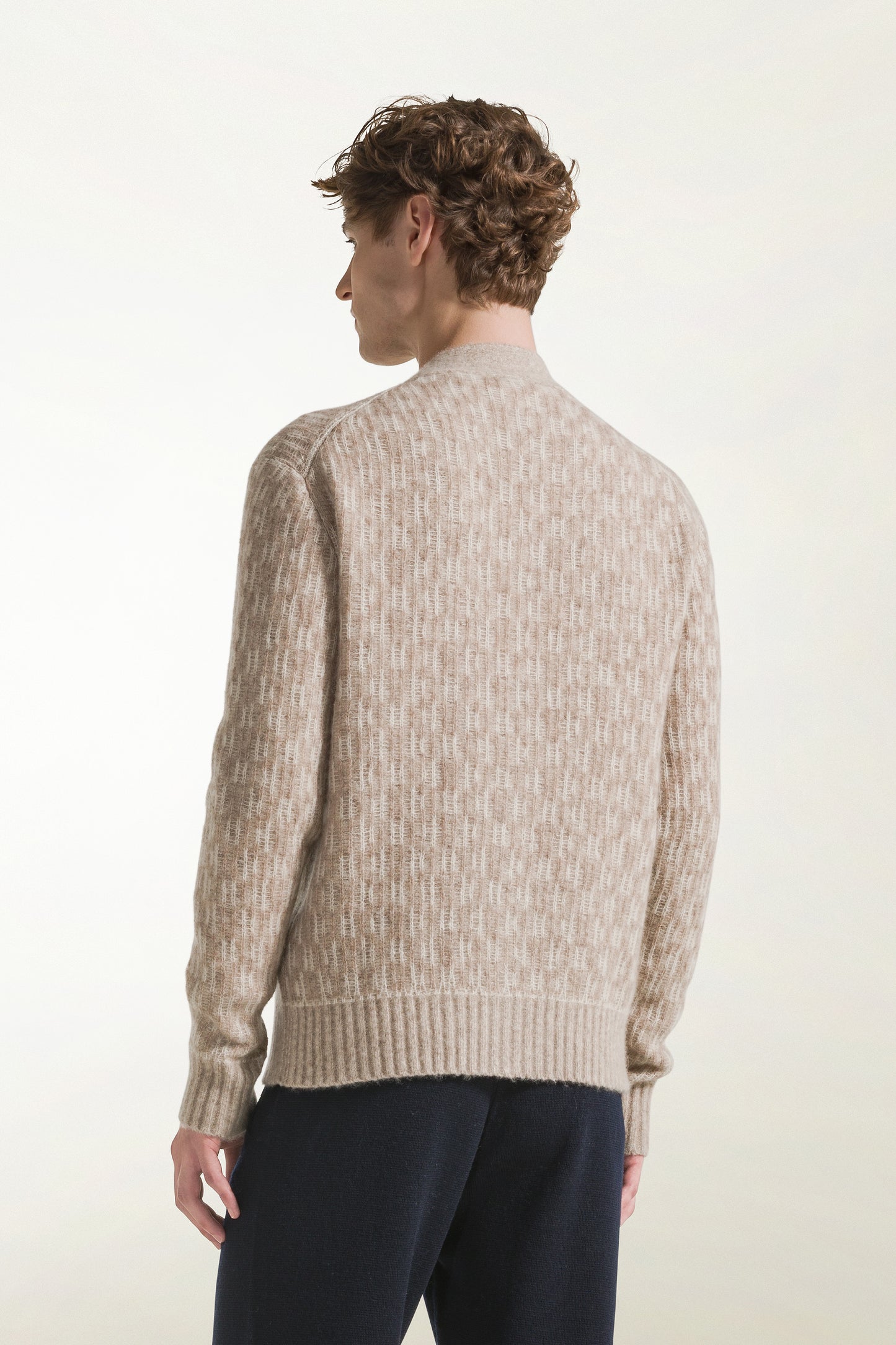 Cardigan con bottoni sui toni naturali