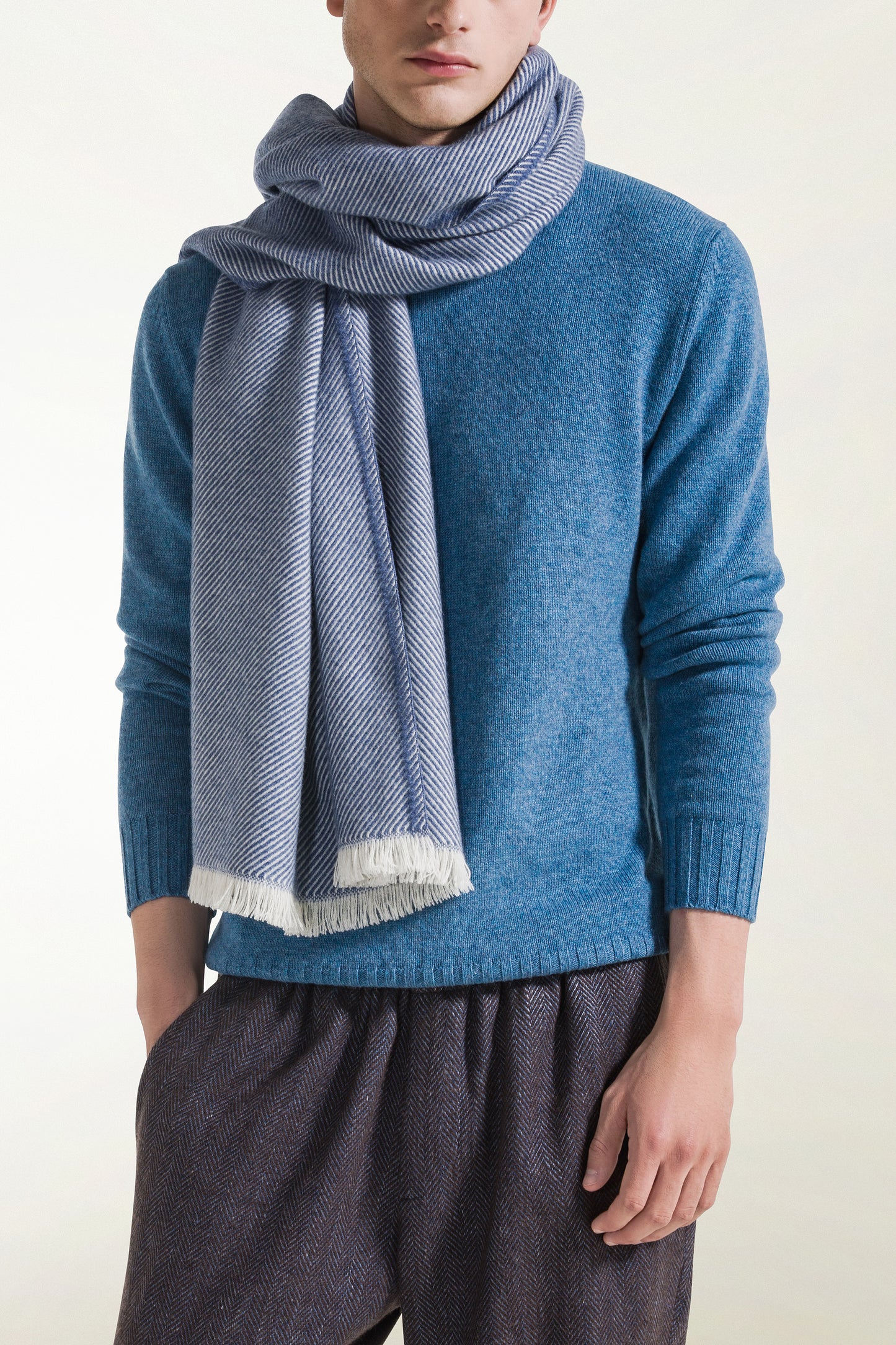 Cashmere scarf with diagonal stripes