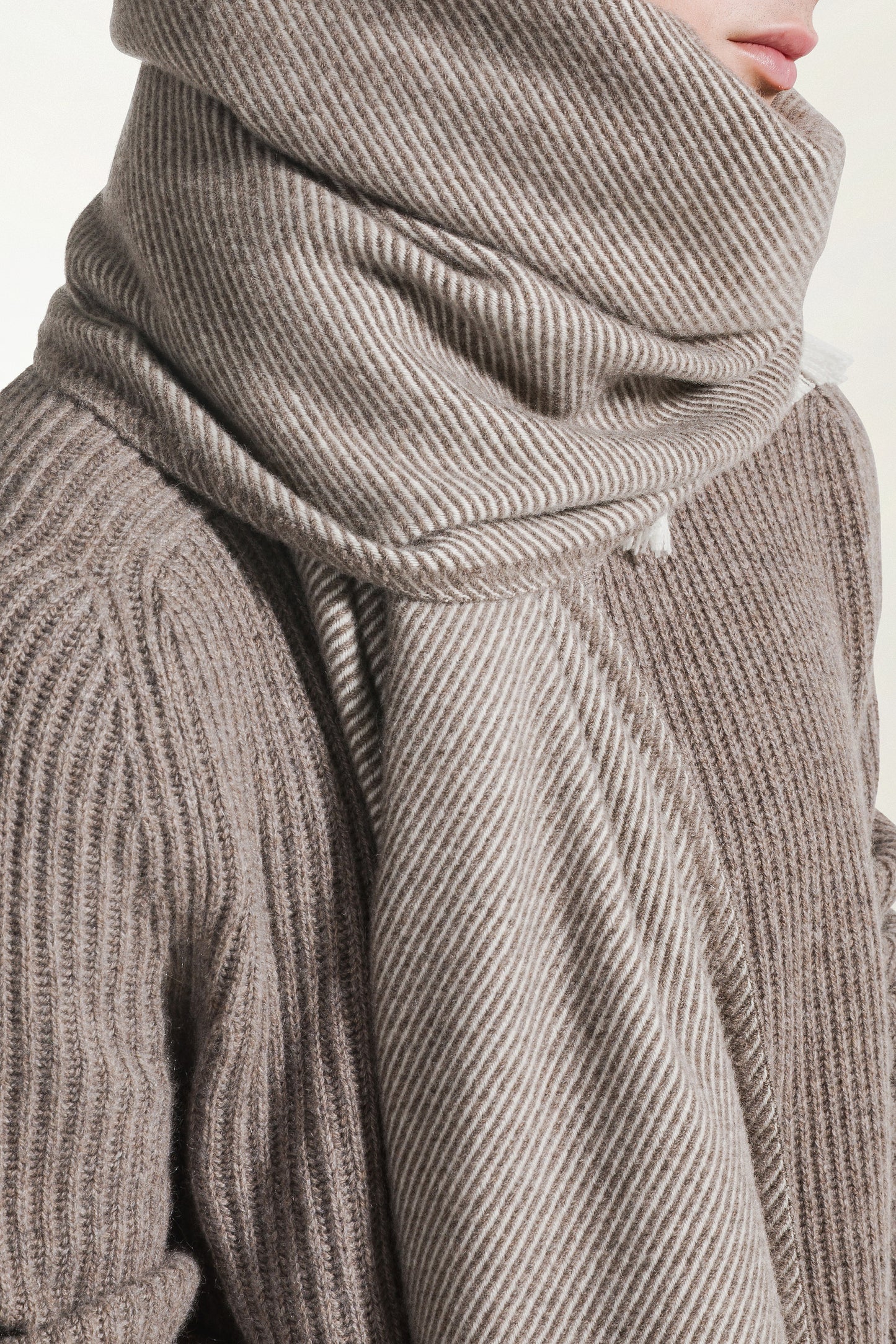 Cashmere scarf with diagonal stripes