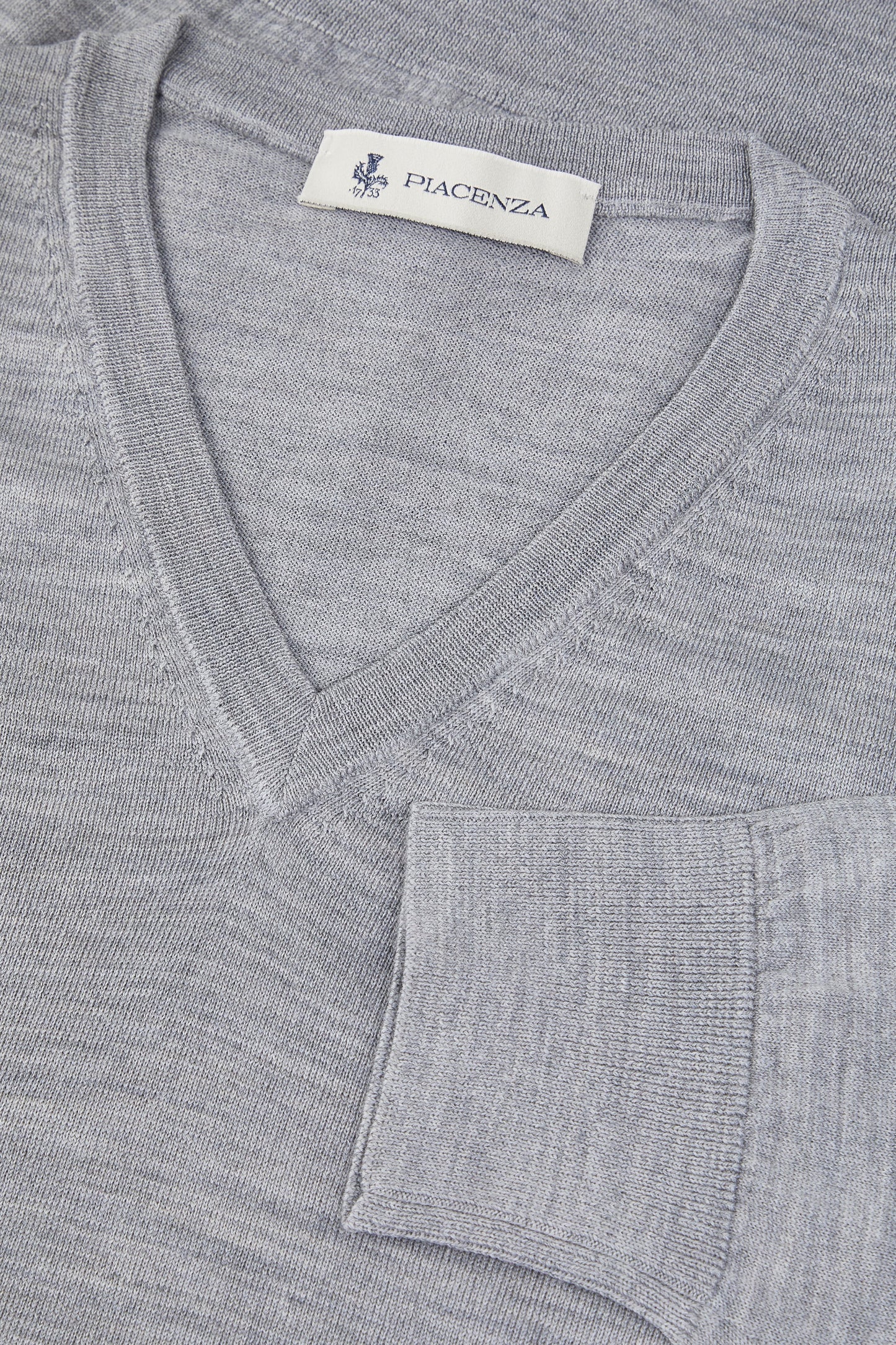 Scollo a V grigio leggera 100% lana sostenibile e tracciabile