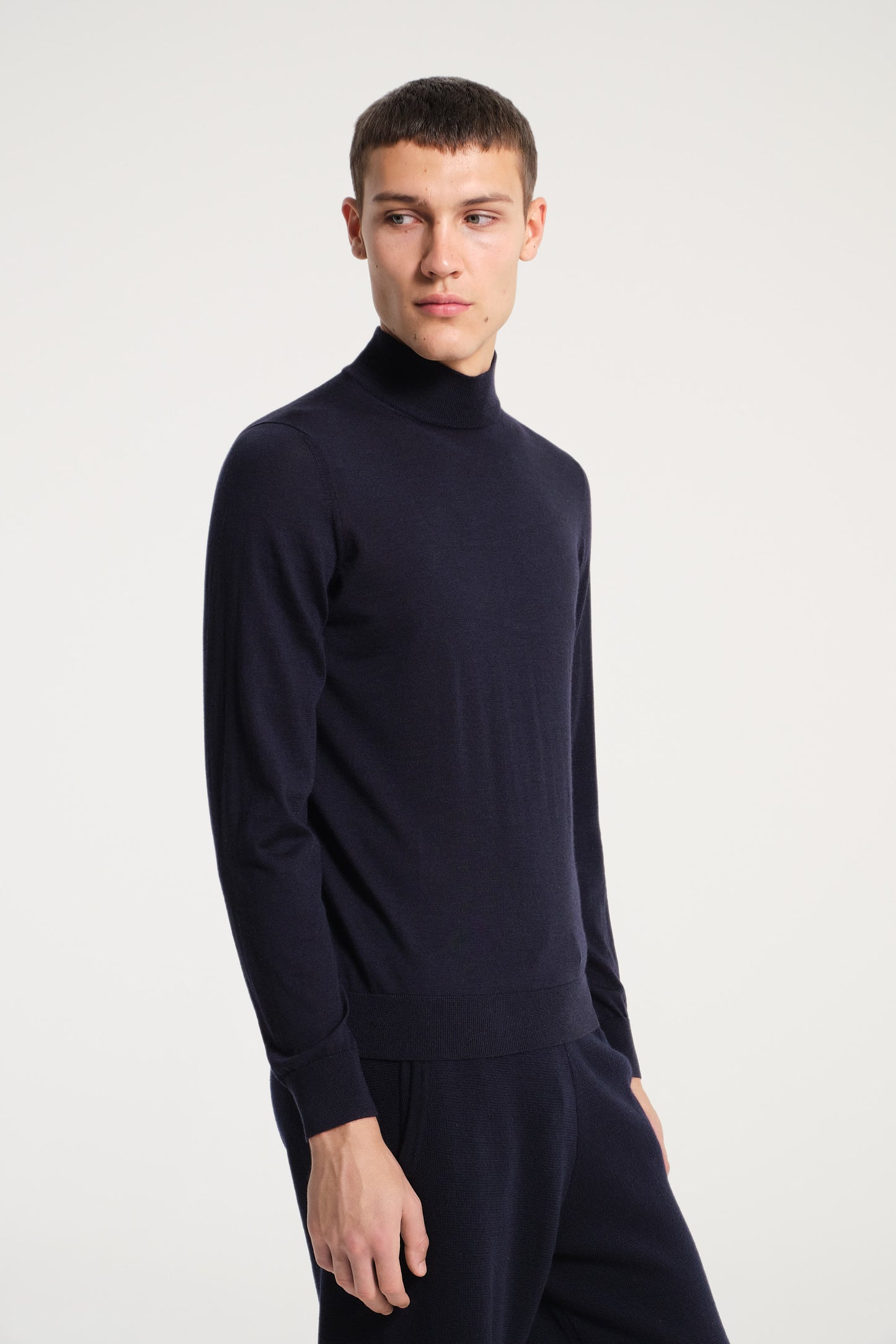 SUPER THIN BLUE TURTLENECK