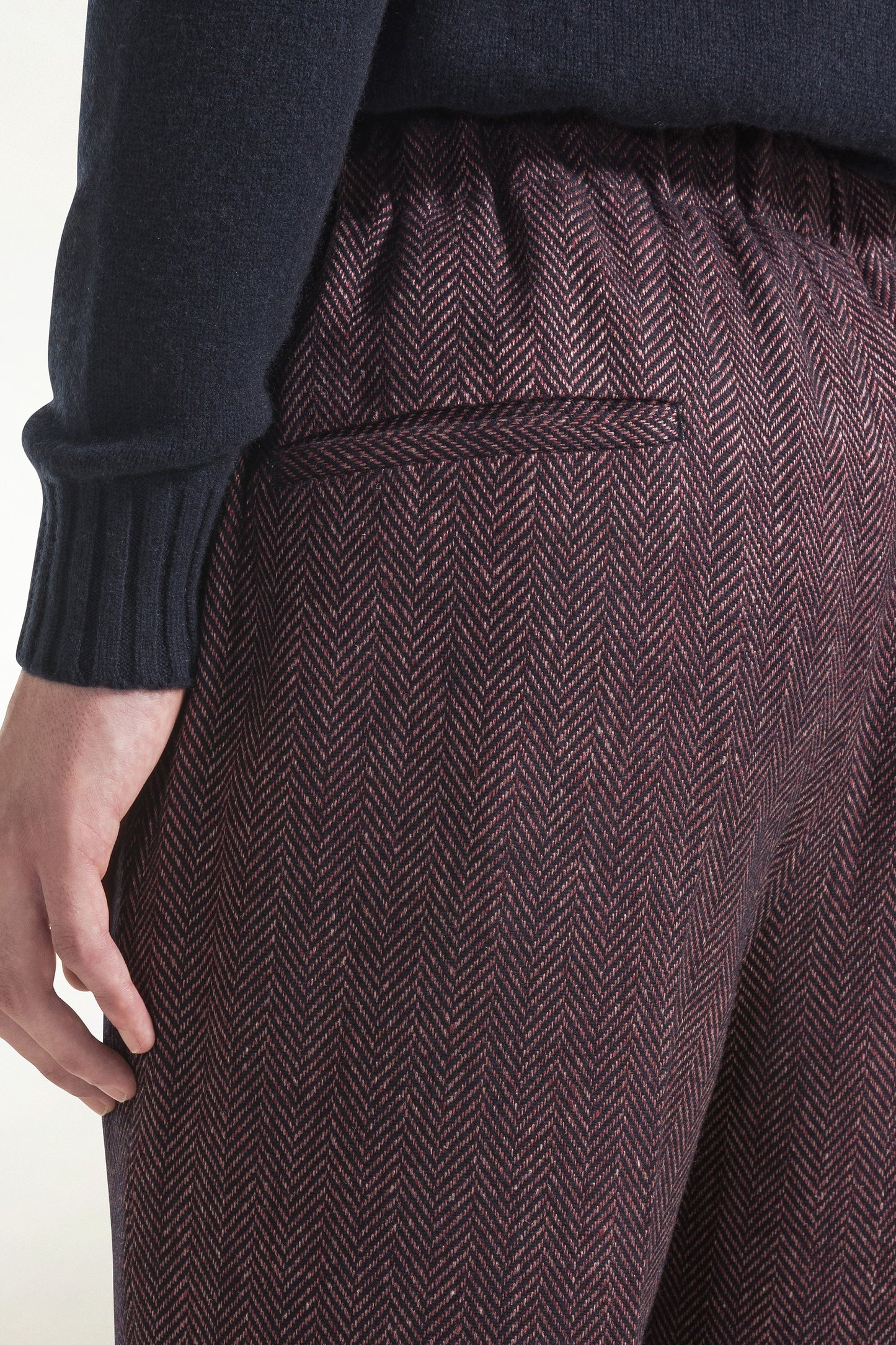 Pantalone a spina di pesce blu e rosso