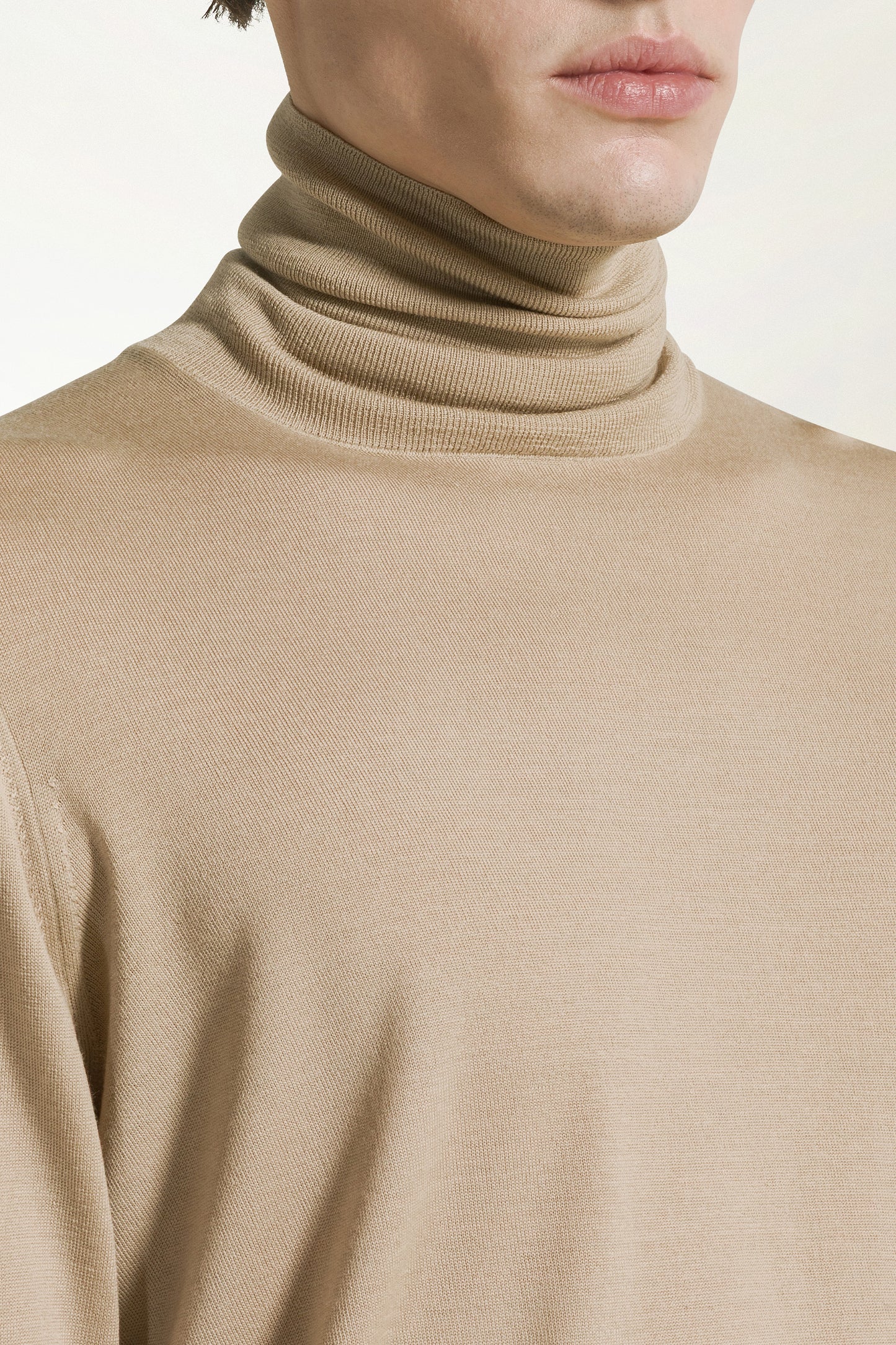 Lightweight turtleneck in natural-colored merino wool