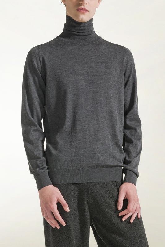 Lightweight turtleneck in merino wool