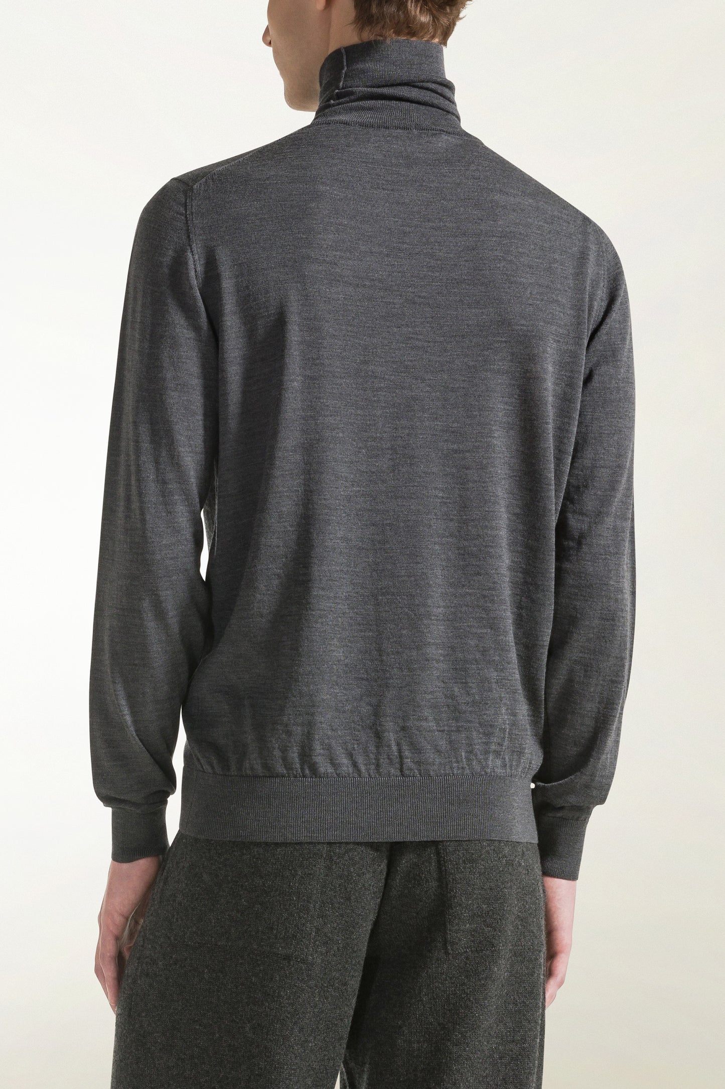 Lightweight turtleneck in merino wool