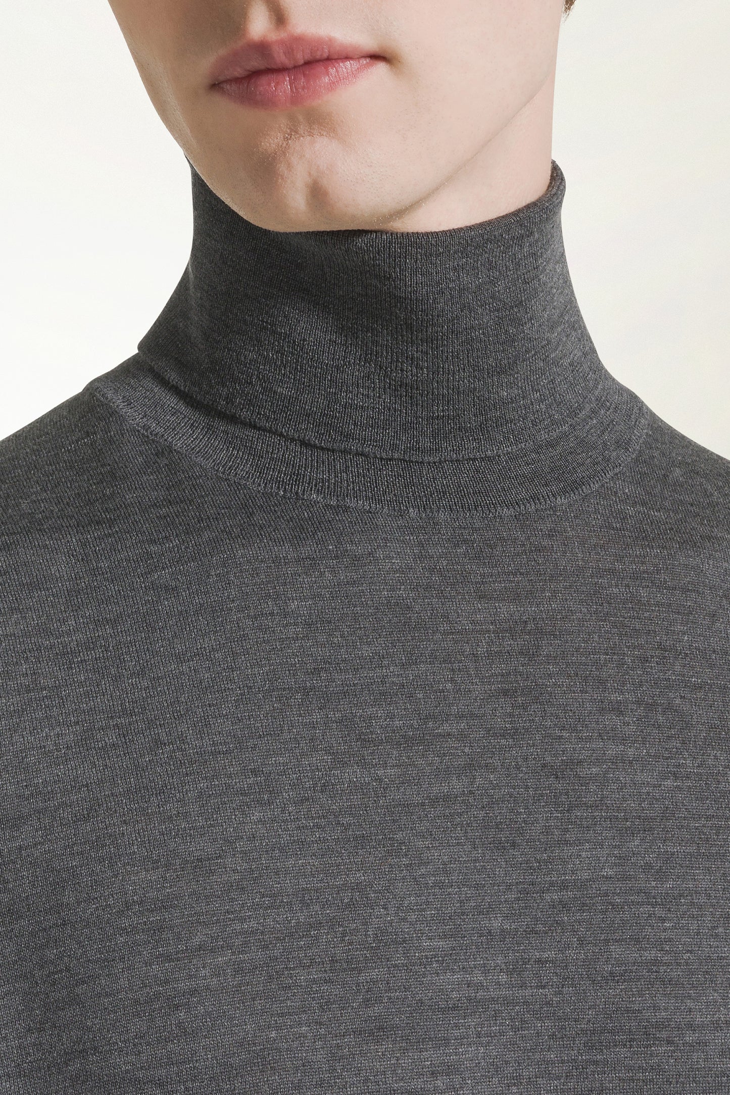 Lightweight turtleneck in merino wool
