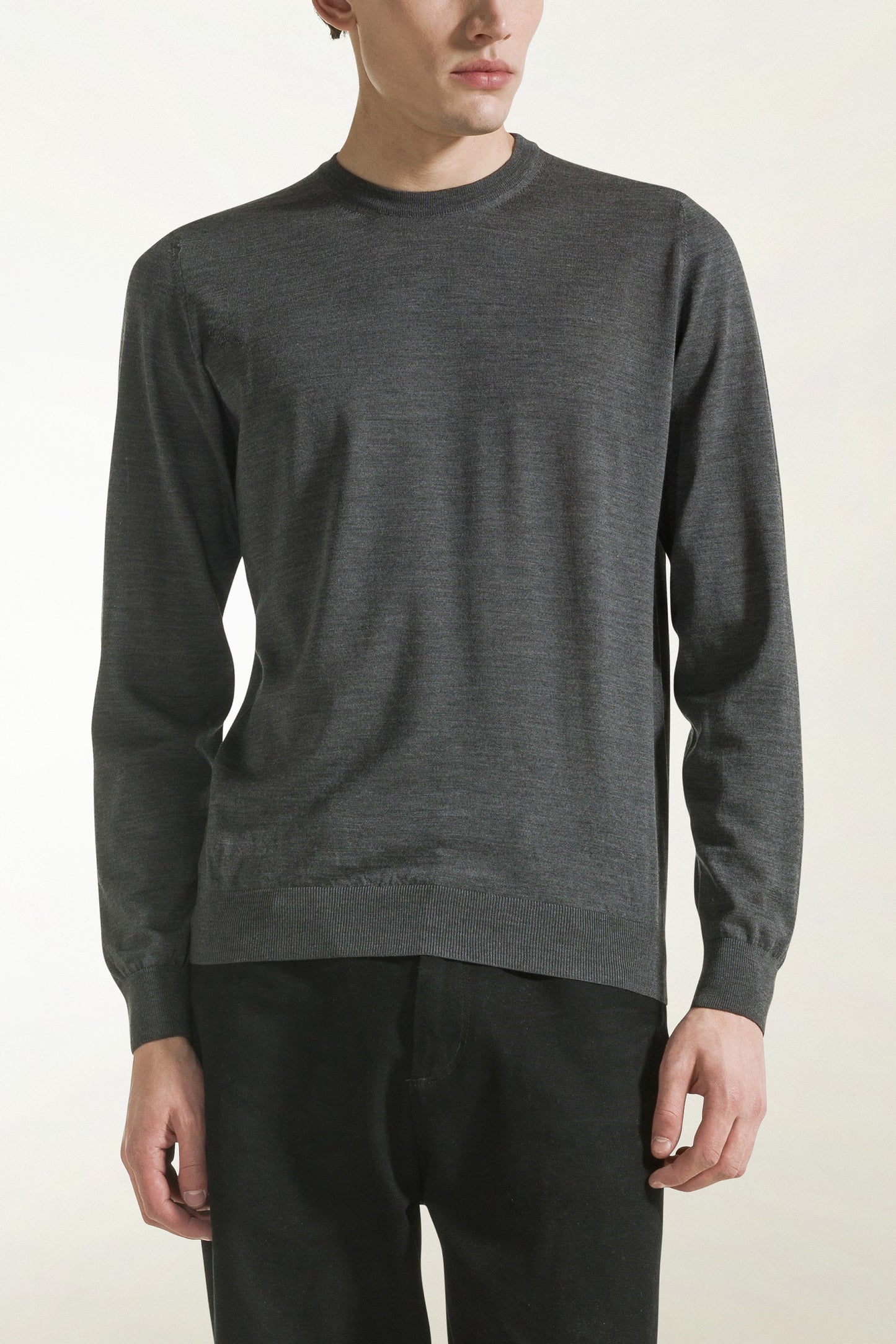Lightweight crewneck in anthracite-colored merino wool