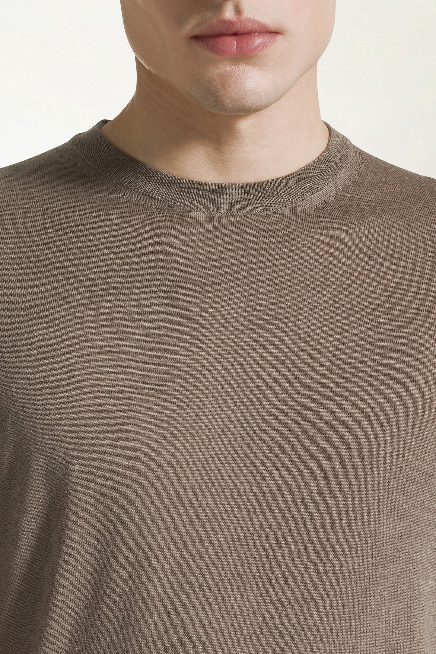 Girocollo leggero in lana merino colore nocciola