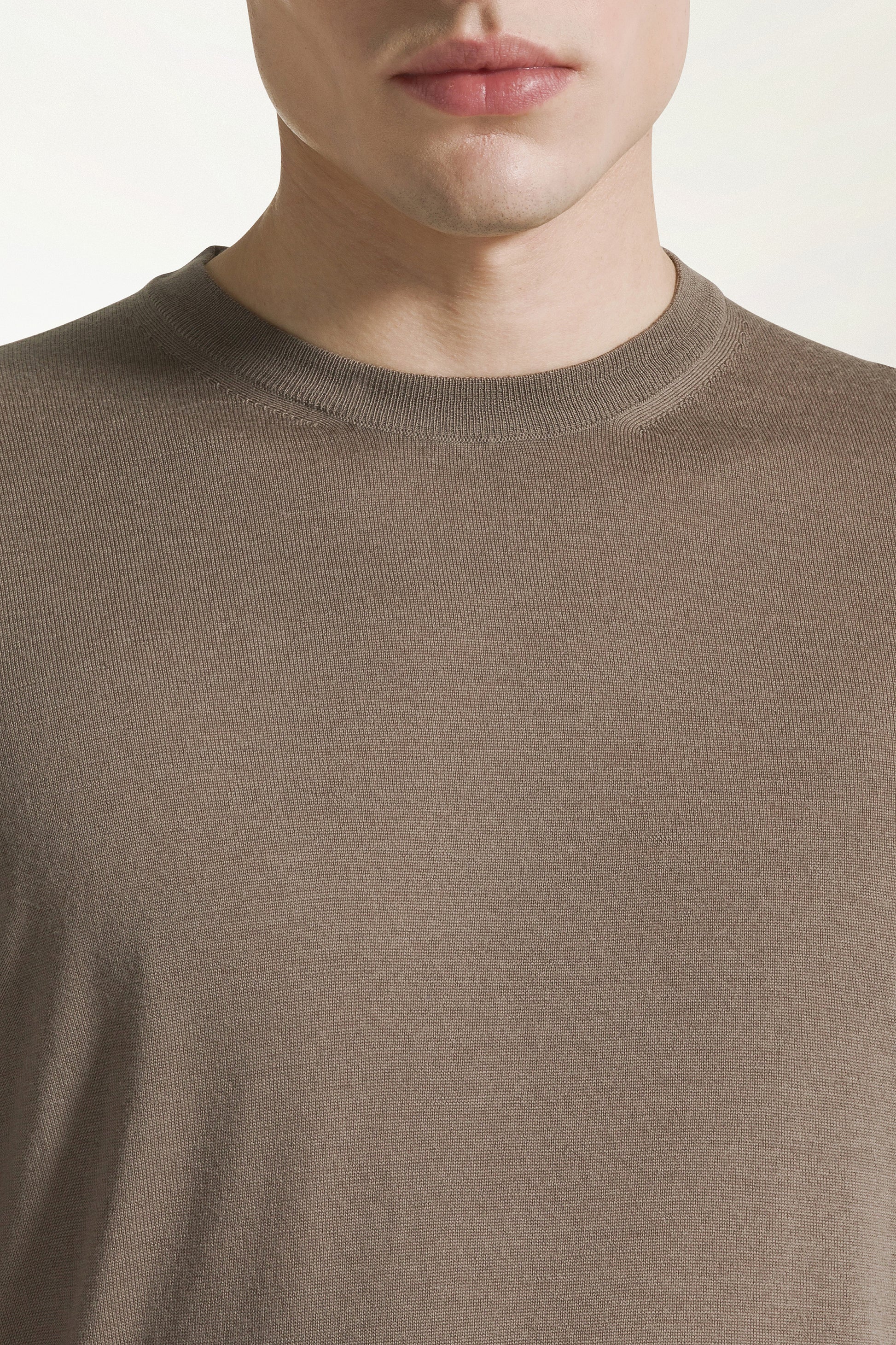 Girocollo leggero in lana merino colore nocciola | PIACENZA 1733