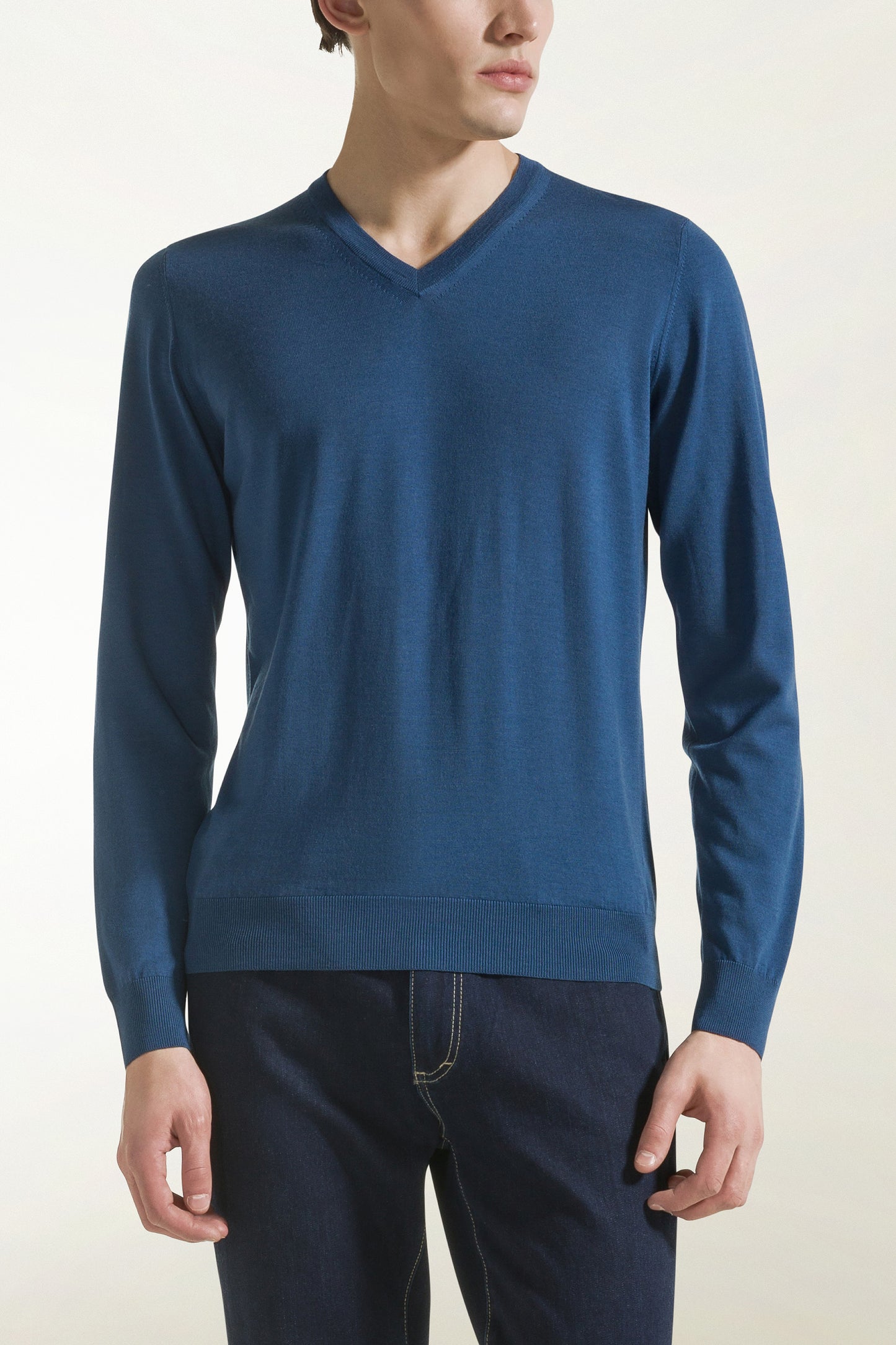 Lightweight V-neck in merino wool in jeans blue