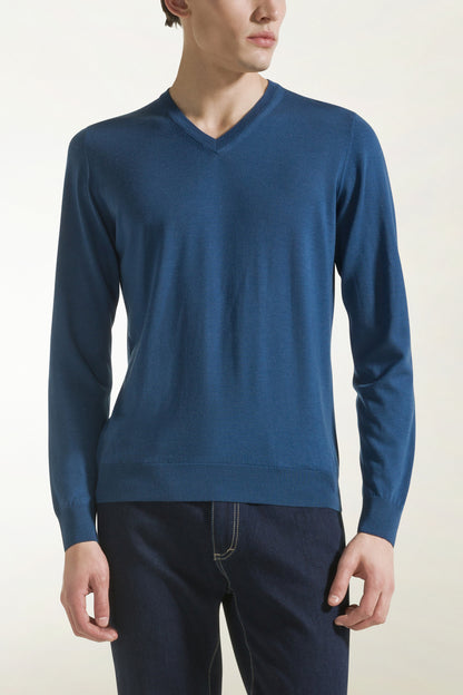 Lightweight V-neck in merino wool in jeans blue | PIACENZA 1733