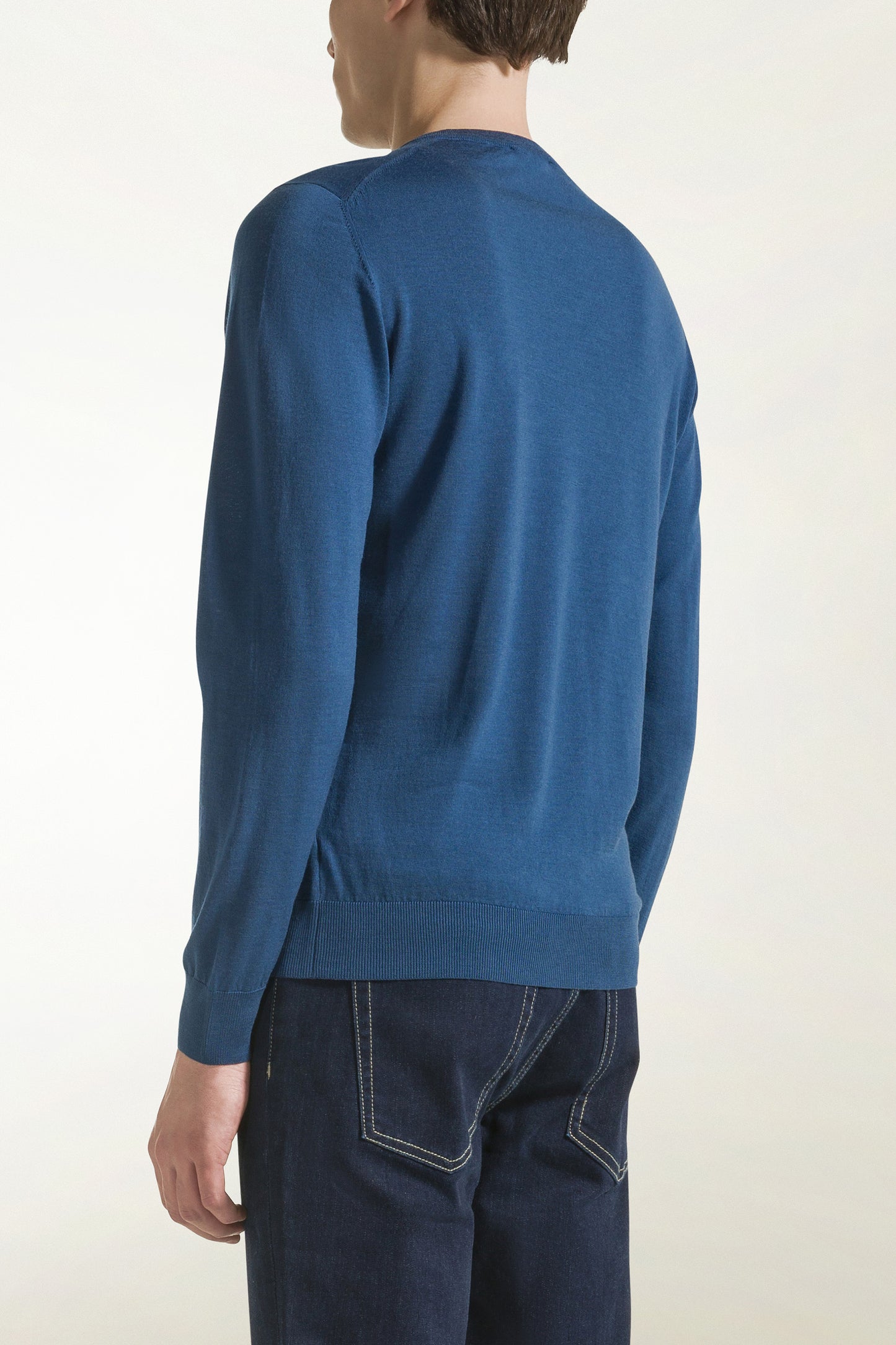 Lightweight V-neck in merino wool in jeans blue