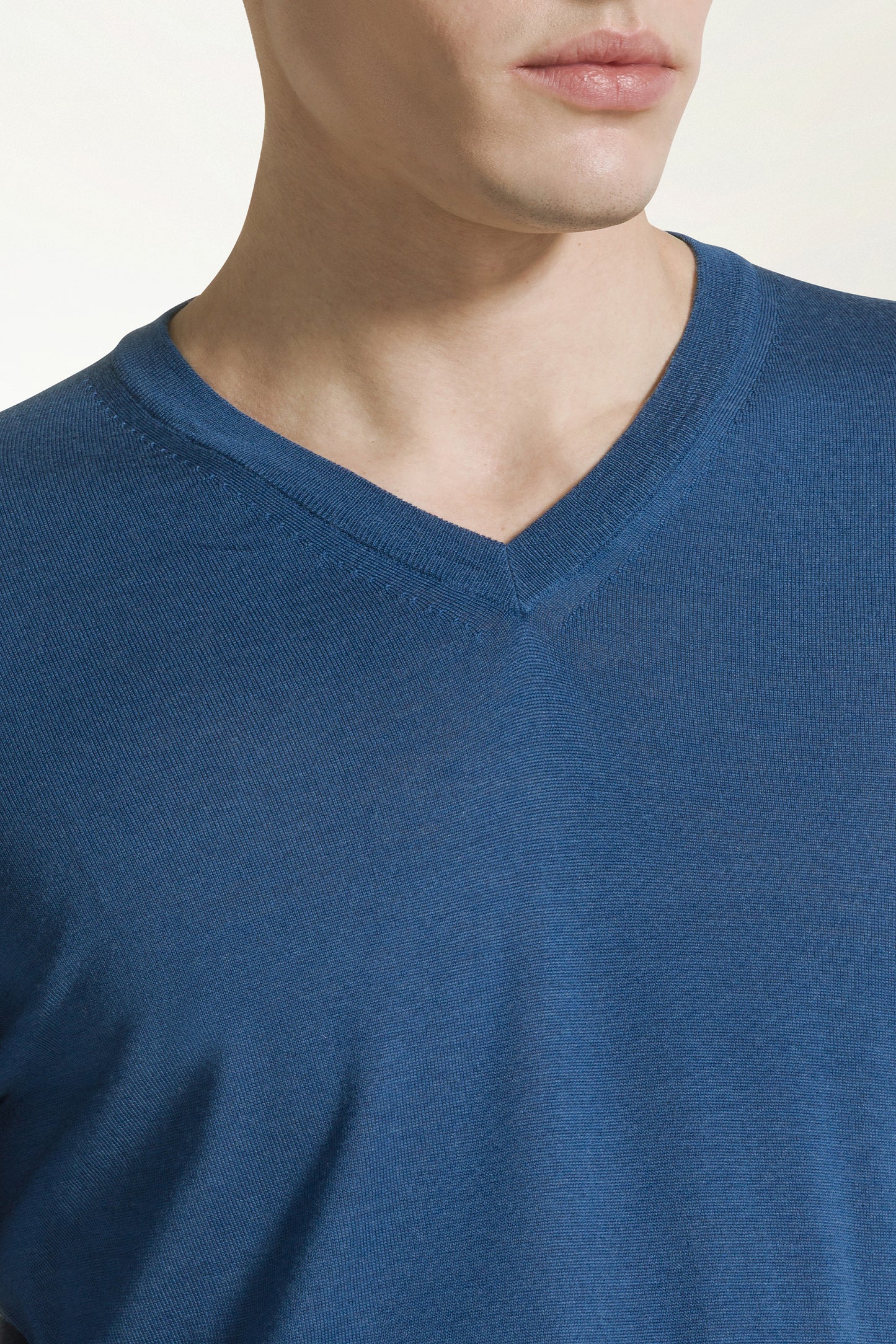Lightweight V-neck in merino wool in jeans blue