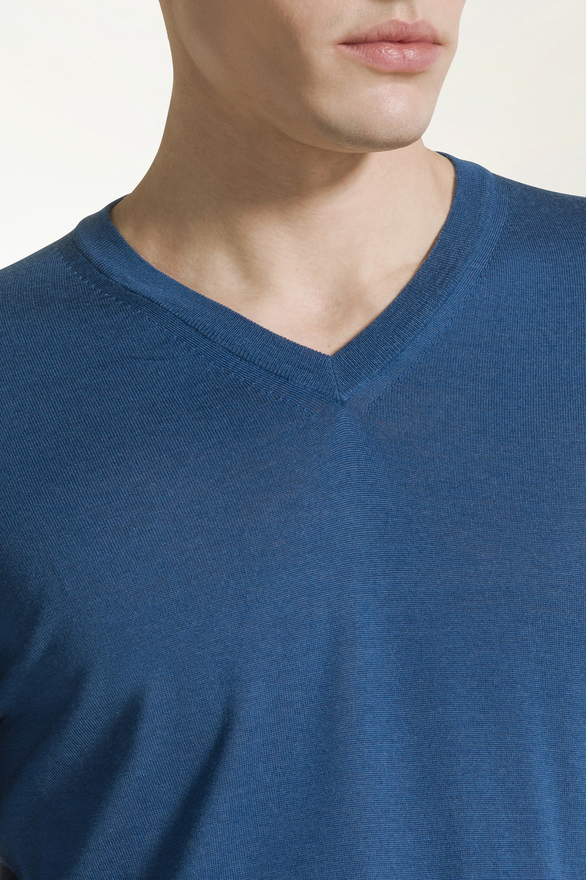 Lightweight V-neck in merino wool in jeans blue | PIACENZA 1733