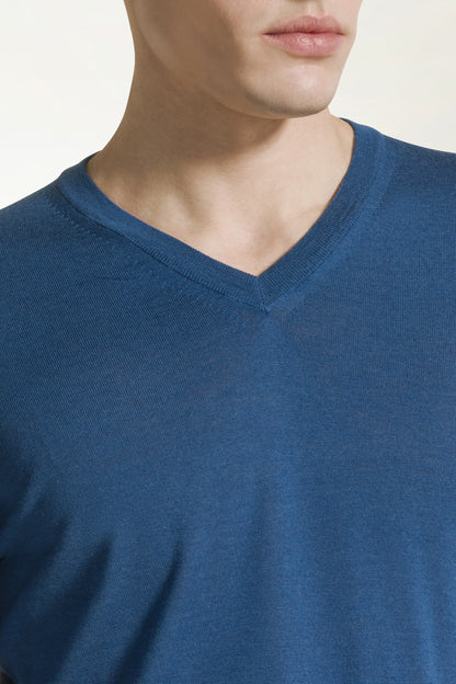 Lightweight V-neck in merino wool in jeans blue | PIACENZA 1733