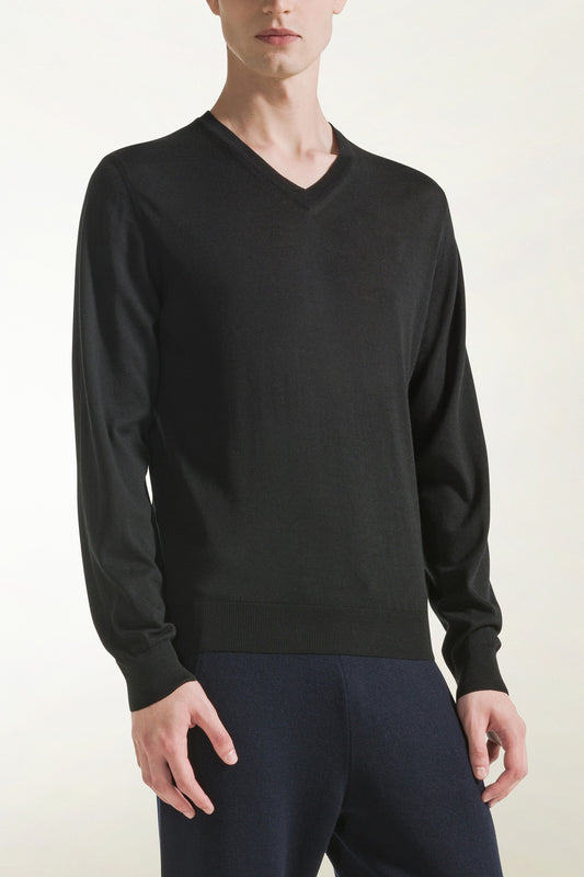 Lightweight V-neck in merino wool