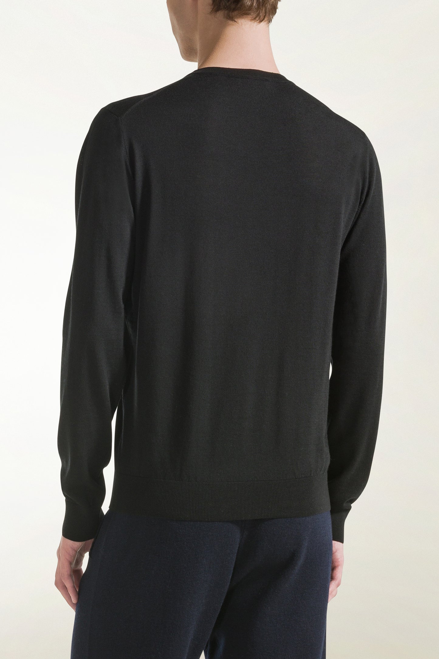 Lightweight V-neck in black merino wool