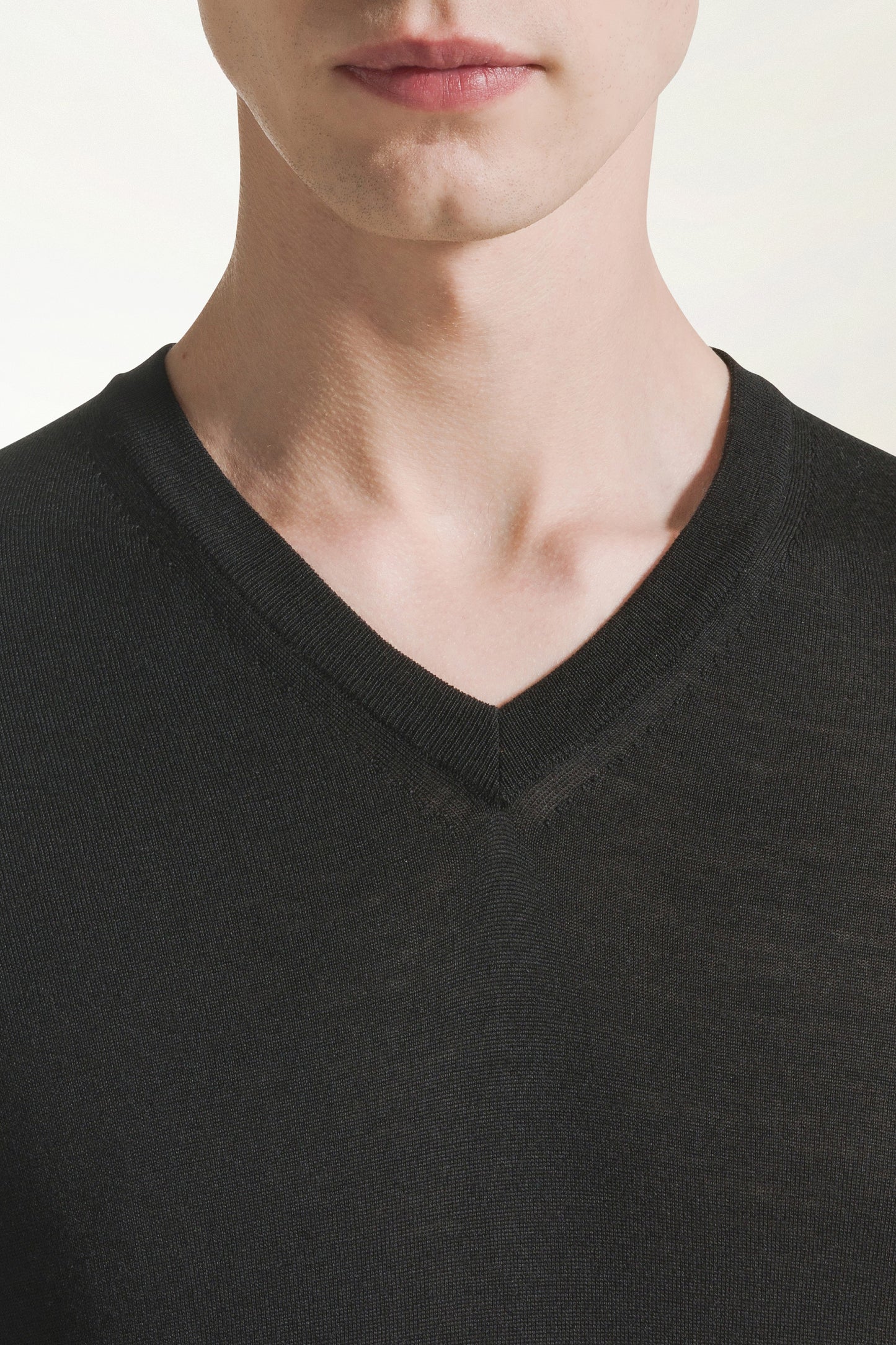 Lightweight V-neck in black merino wool
