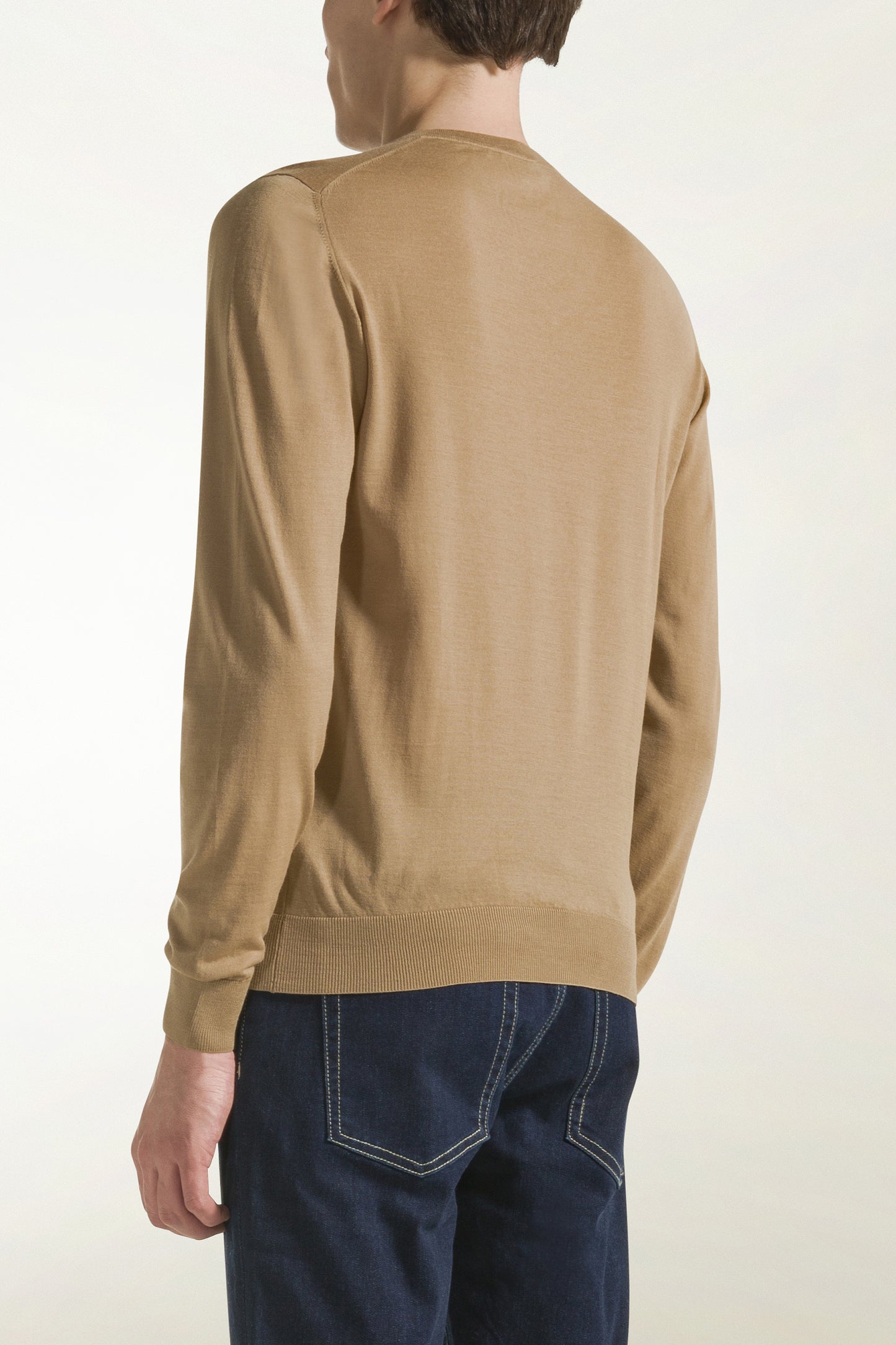 Lightweight V-neck in natural merino wool