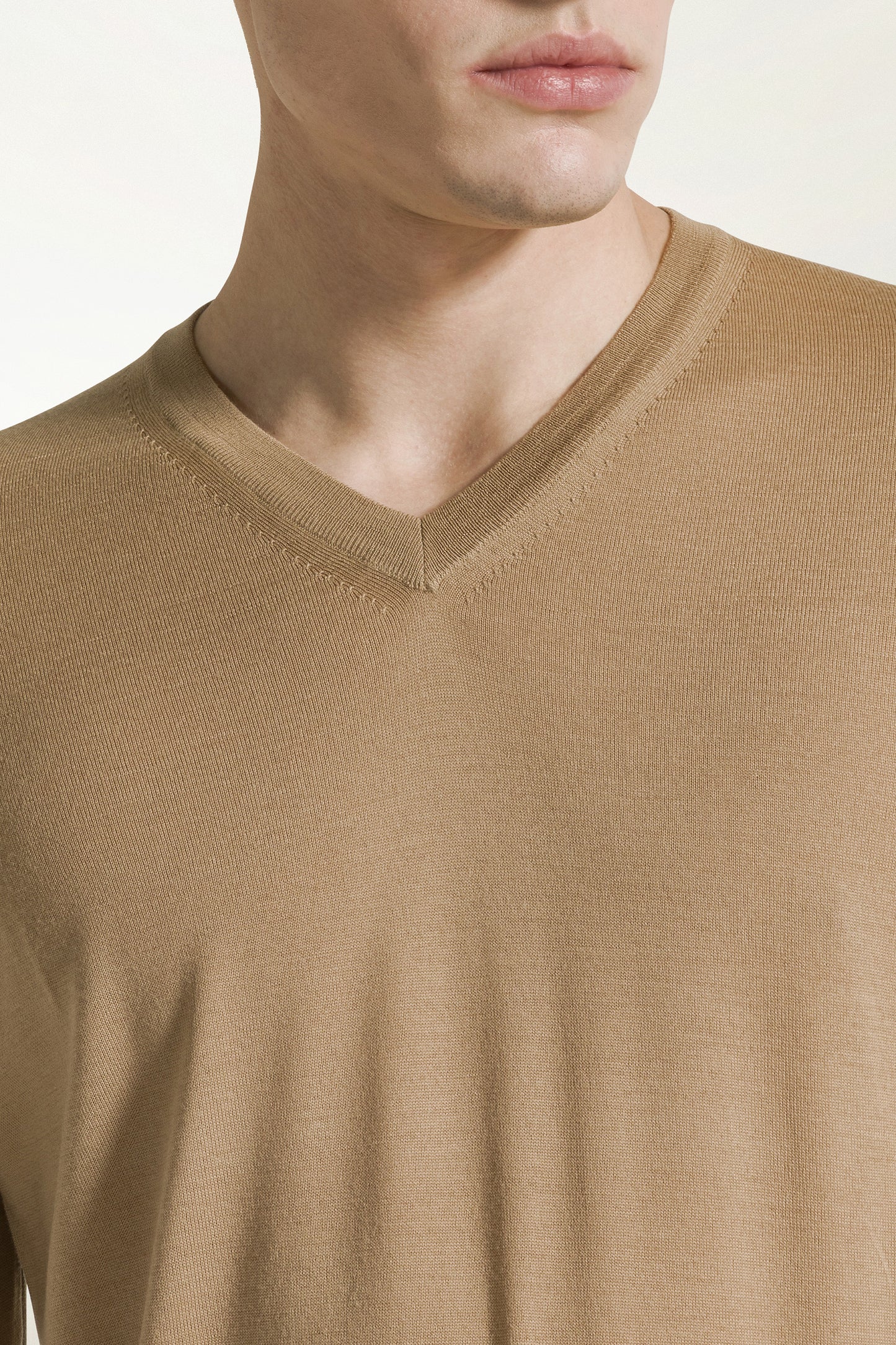 Lightweight V-neck in natural merino wool