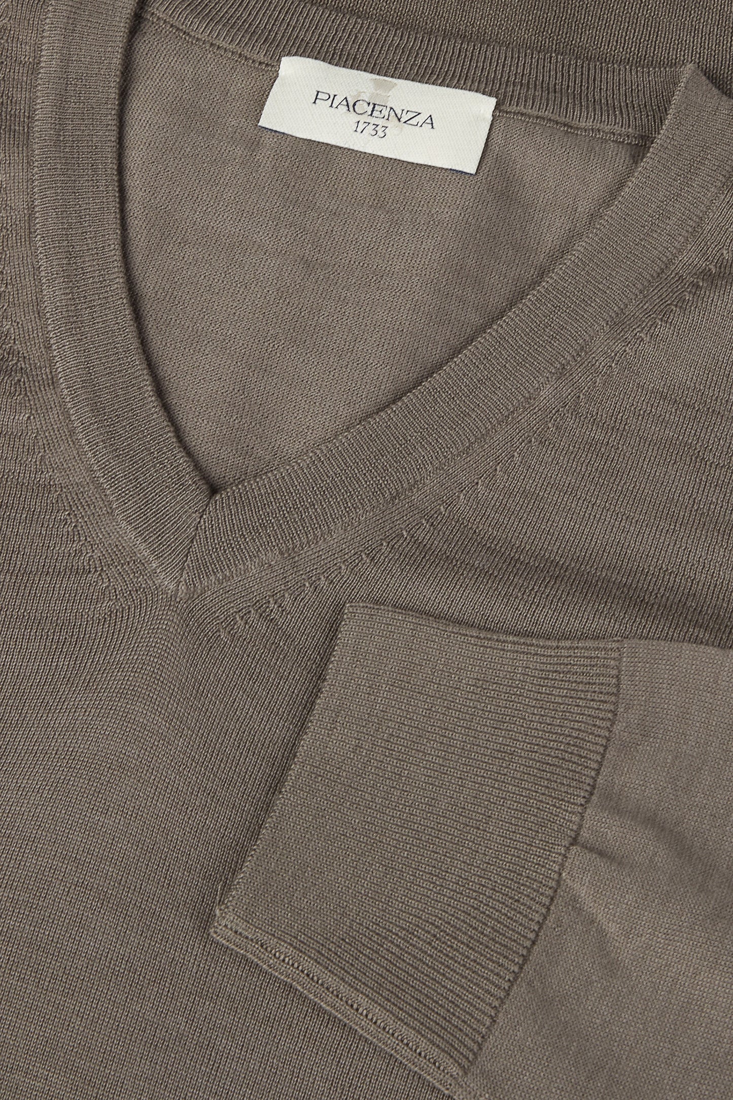 V-neck super fine hazelnut merino wool