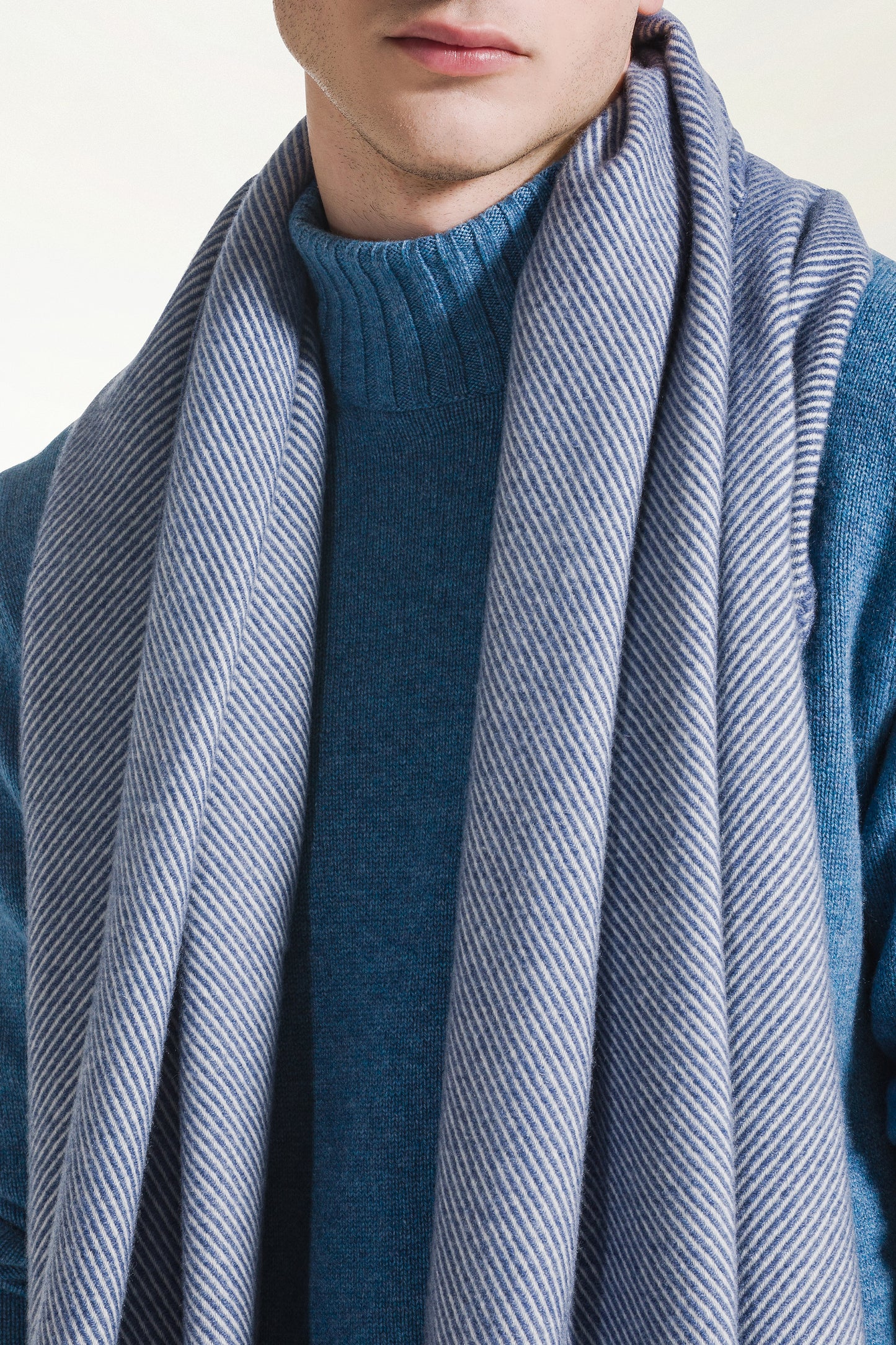 Cashmere scarf with diagonal stripes