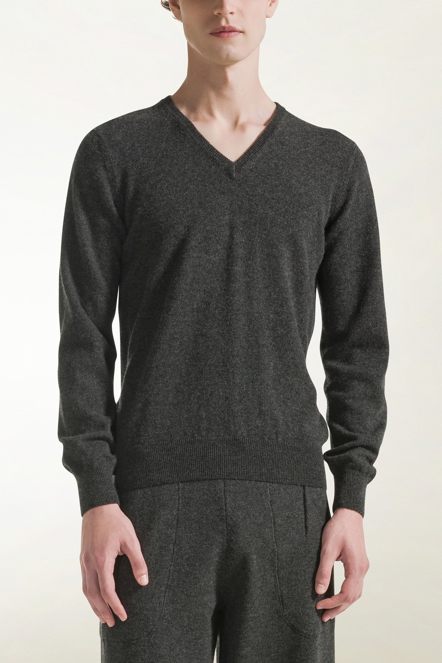 Anthracite cashmere V-neck