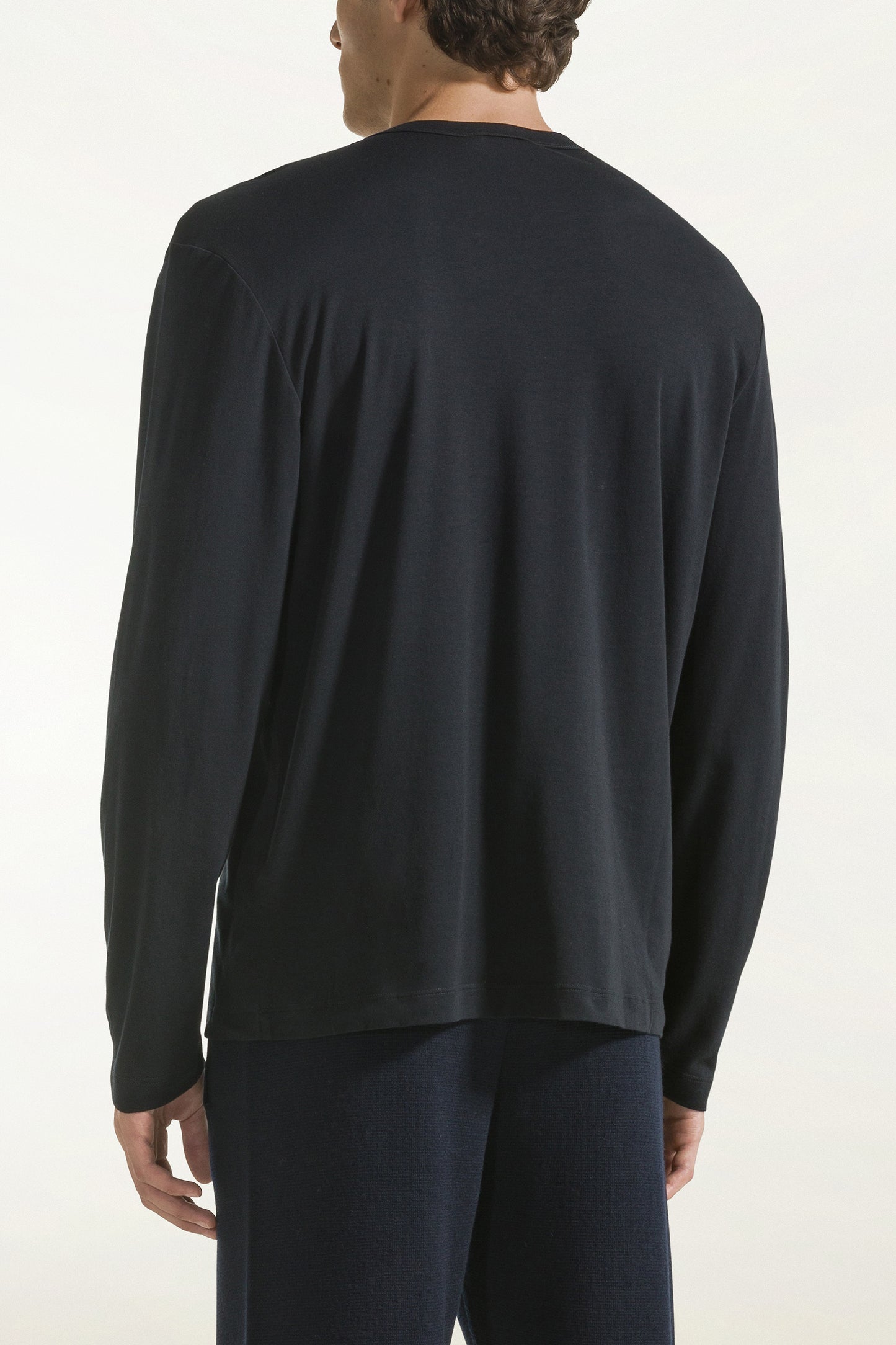 Black long-sleeved cotton crew neck